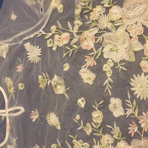 Feeling pretty floral mesh top - Picture 3 of 4